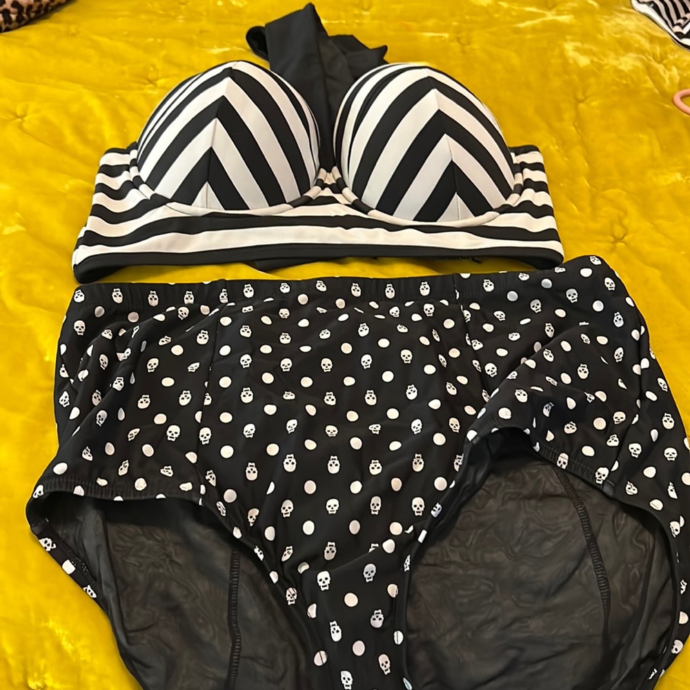 Striped full cup top skull black and white bottoms